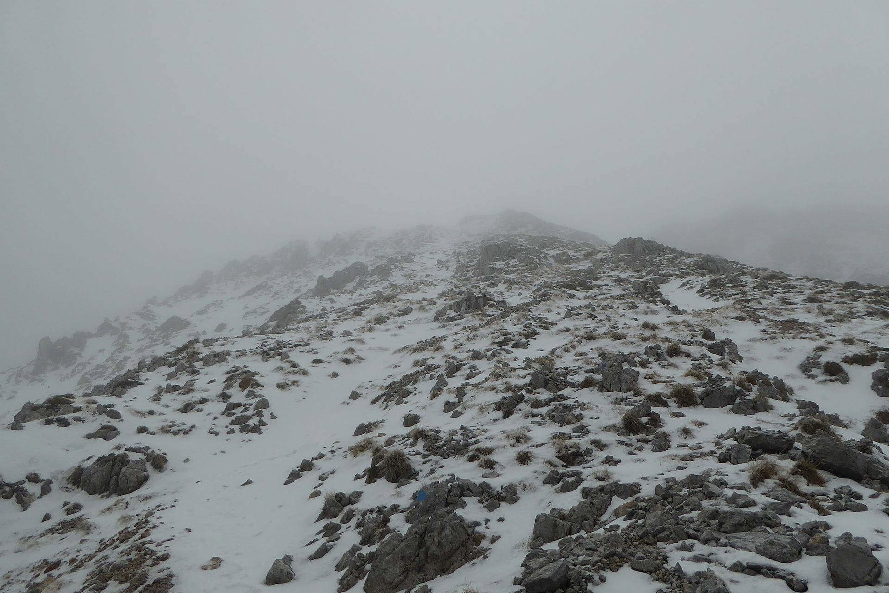 Die Markierung des Weges besteht aus blauen Punkten. Liegt mehr Schnee, sind diese nicht mehr zu sehen!