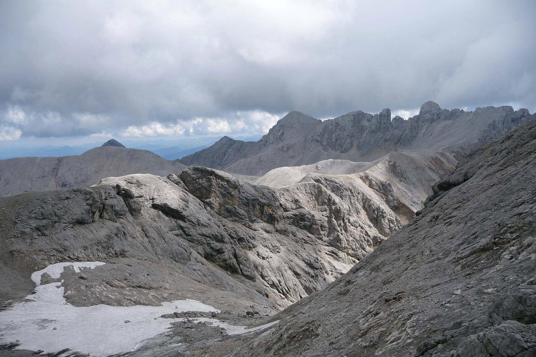 Blick zurück von halber Höhe auf die Austria Scharte: Links unten der Edelrießgletscher, hinten der Ramsauer Klettersteig.