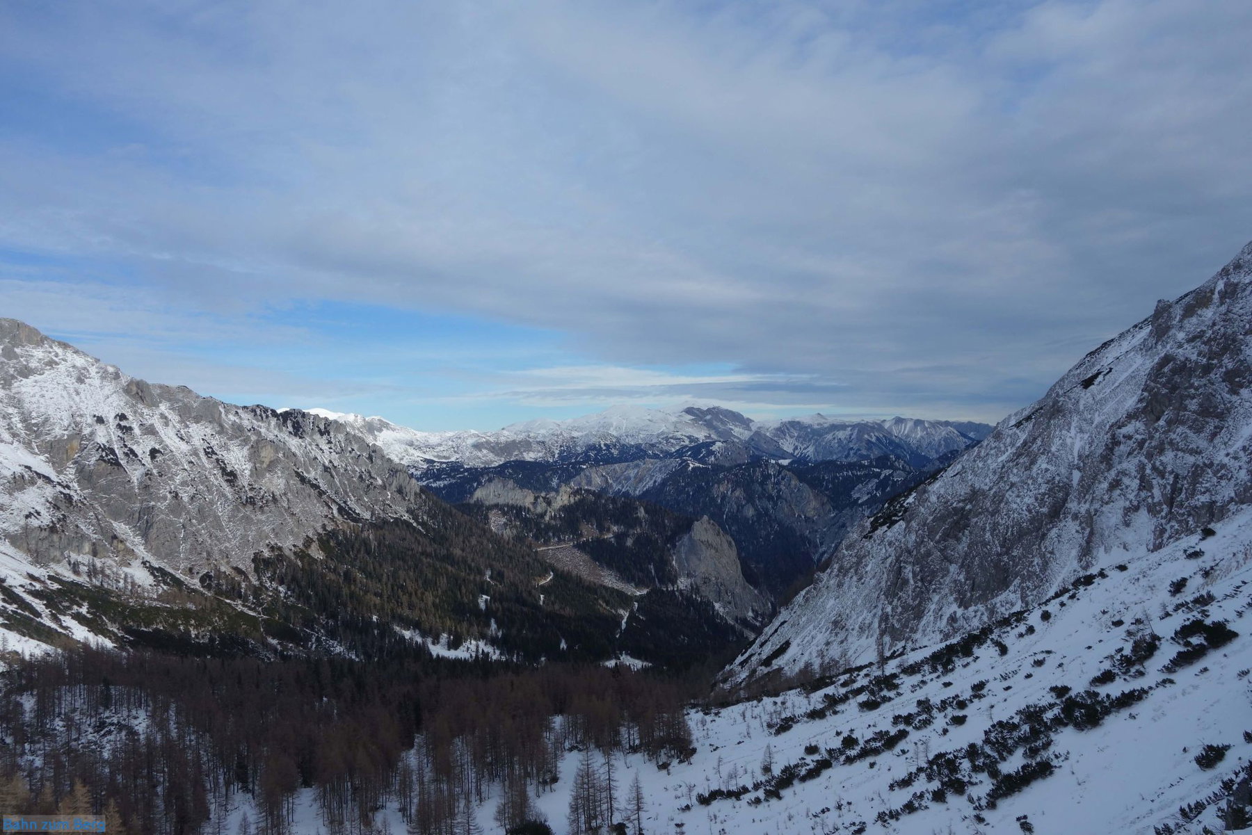 Vom Lamingsattel nach Nordosten Richtung Lamingalm fotografiert. Meiner Meinung nach schaut der Hochschwabgipfel ganz wenig hinter Hochwart und Zagelkogel heraus.