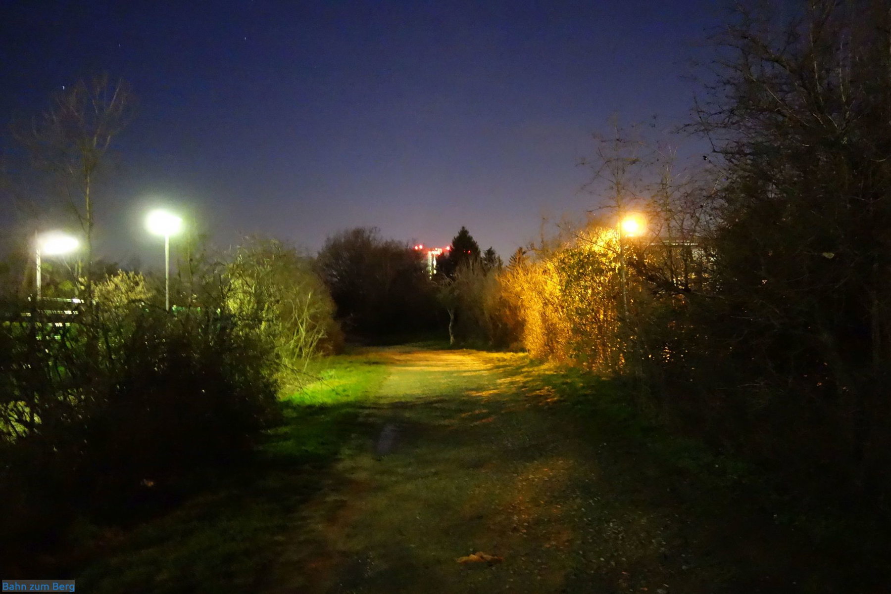 Eingang ins Naherholungsgebiet Wienerberg durch die Schrebergärten.