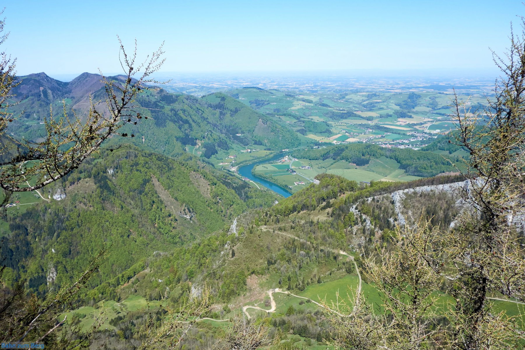 Ausblick vom Gipfel Richtung Norden, zum Bahnhof Trattenbach hinunter. Foto: Martin Heppner