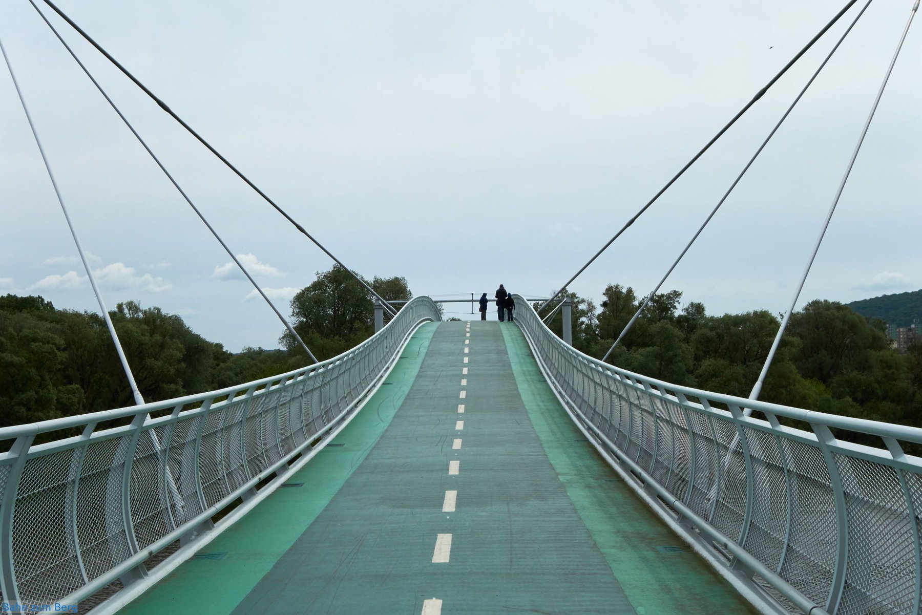 Fußgänger- und Fahrradbrücke über die March.