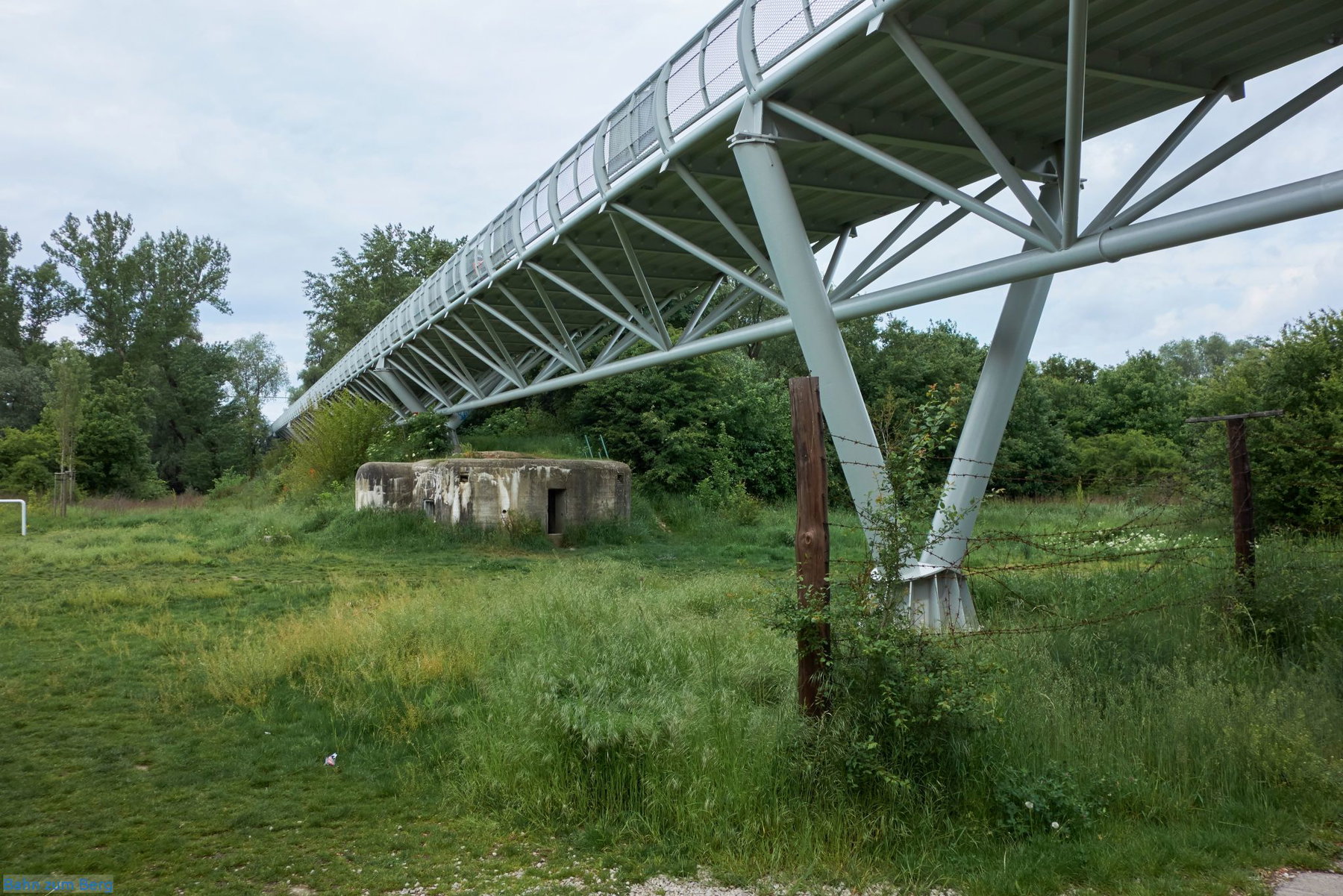 Unter der Brücke gibt es noch Bunker und einen Teil des Eisernen Vorhangs.