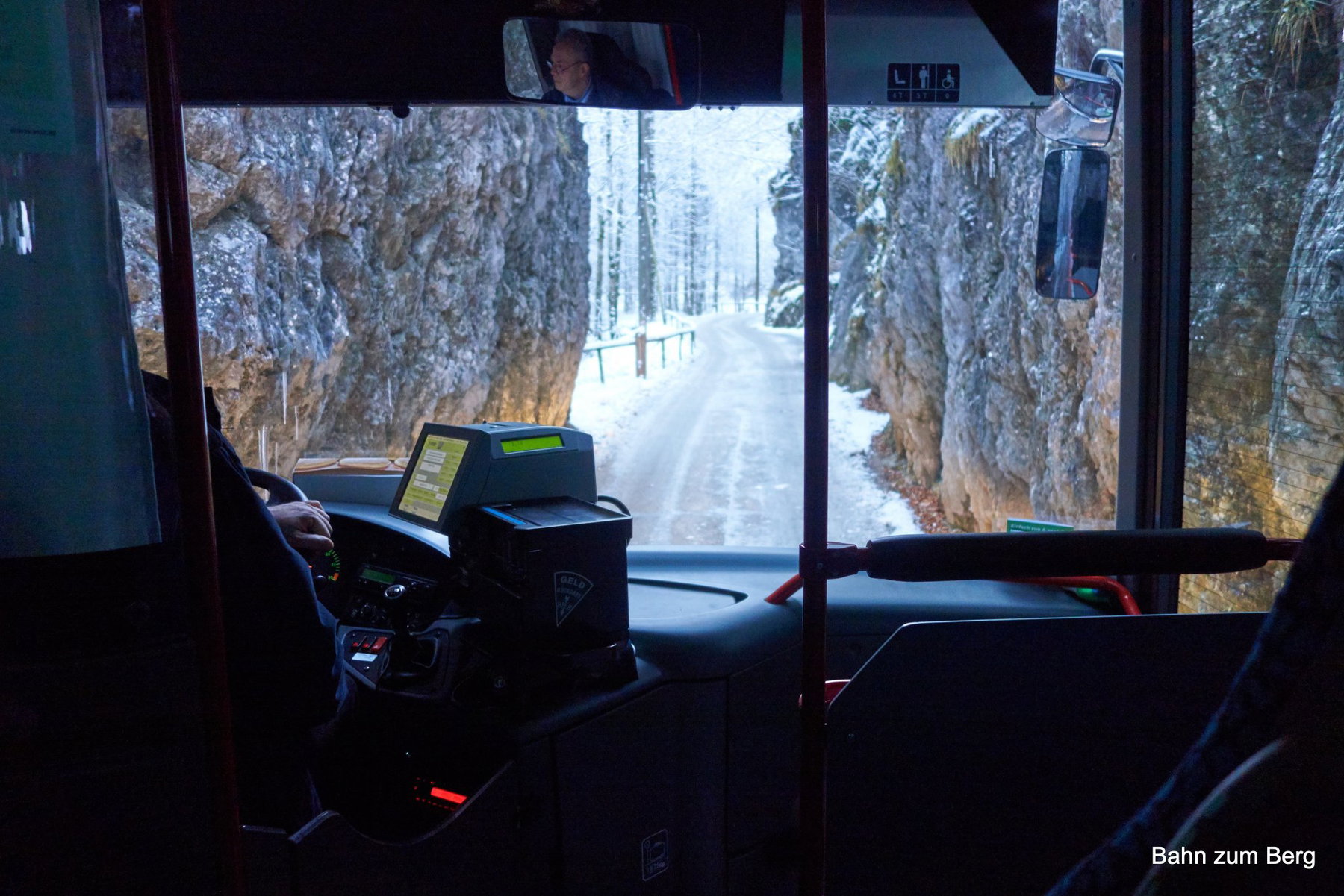 Mit dem Bus durch die Engstelle des Naßbach nach Hinternaßwald.