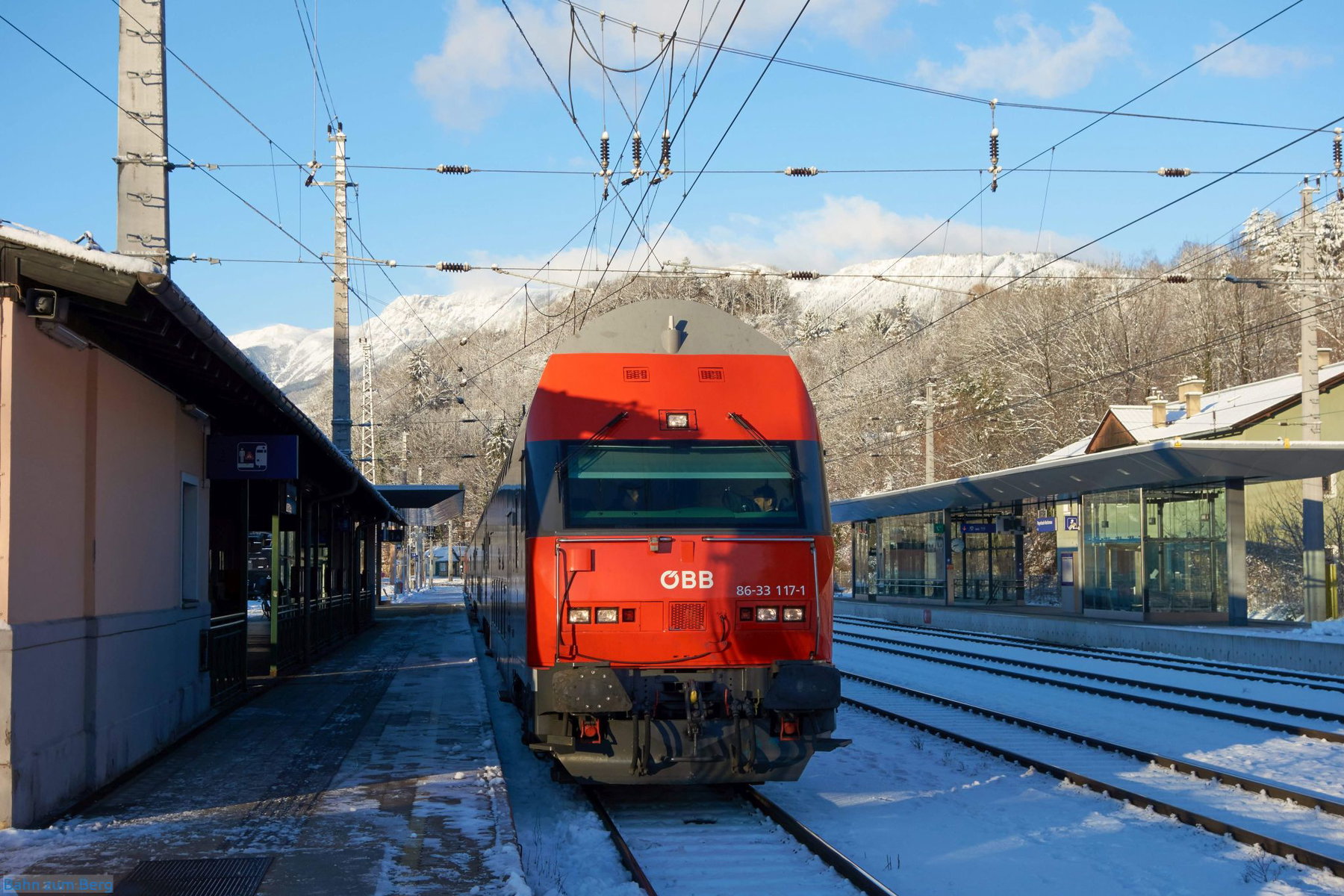 Im Bahnhof Payerbach-Reichenau, mit der Rax im Hintergrund.