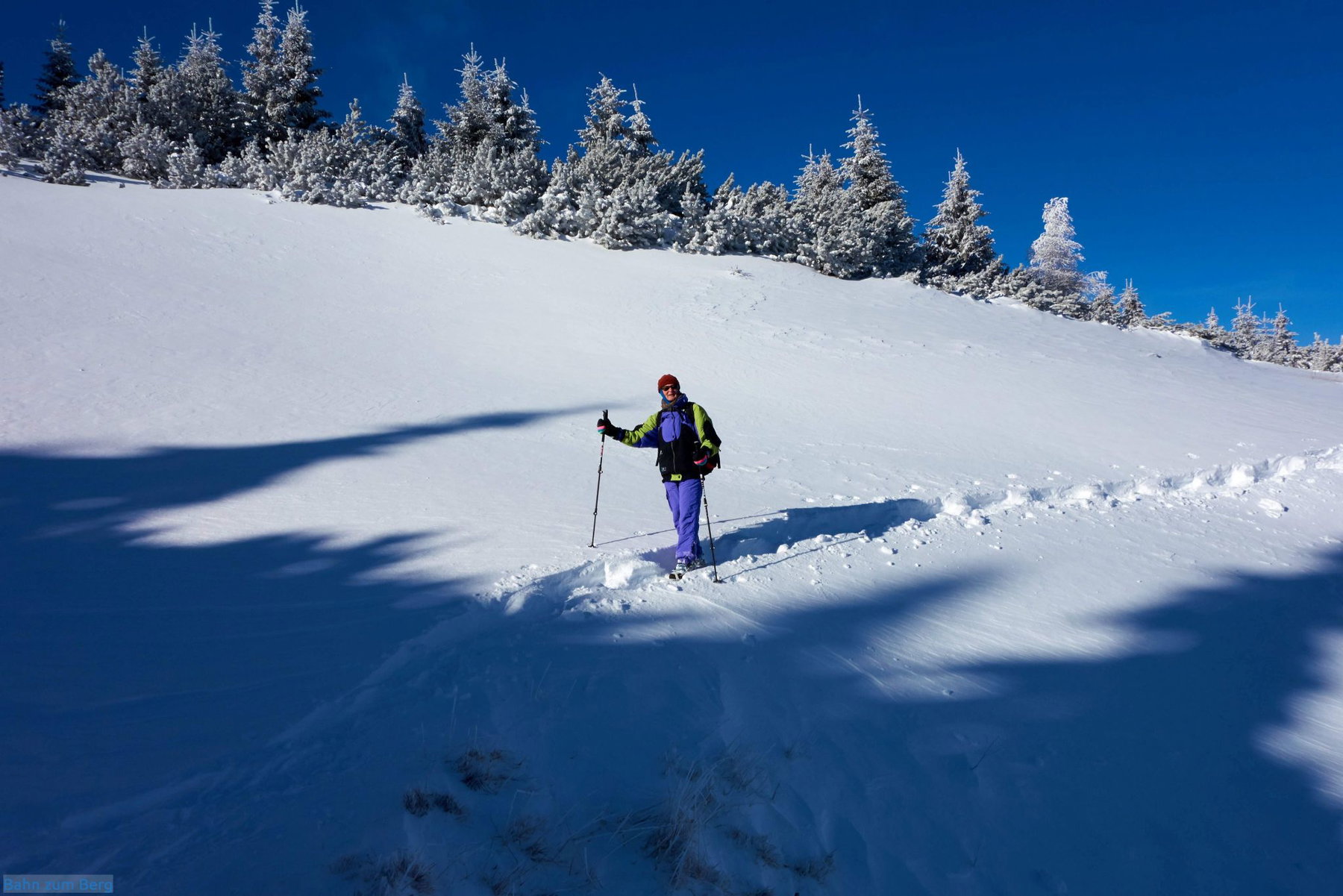 Die anspruchvollste Stelle der Schneeschuhwanderung ist hier bei der Querung um den kleinen Graben herum.
