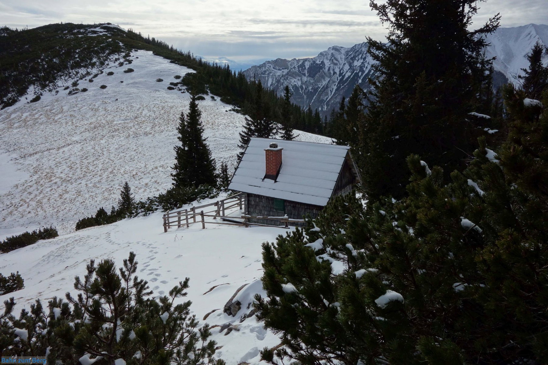 Die Fuß- und Hundespuren, denen ich bisher gefolgt bin, zweigen nach der Kohlebenhütte nach rechts, Richtung Loibner Boden und Handlalm, ab.