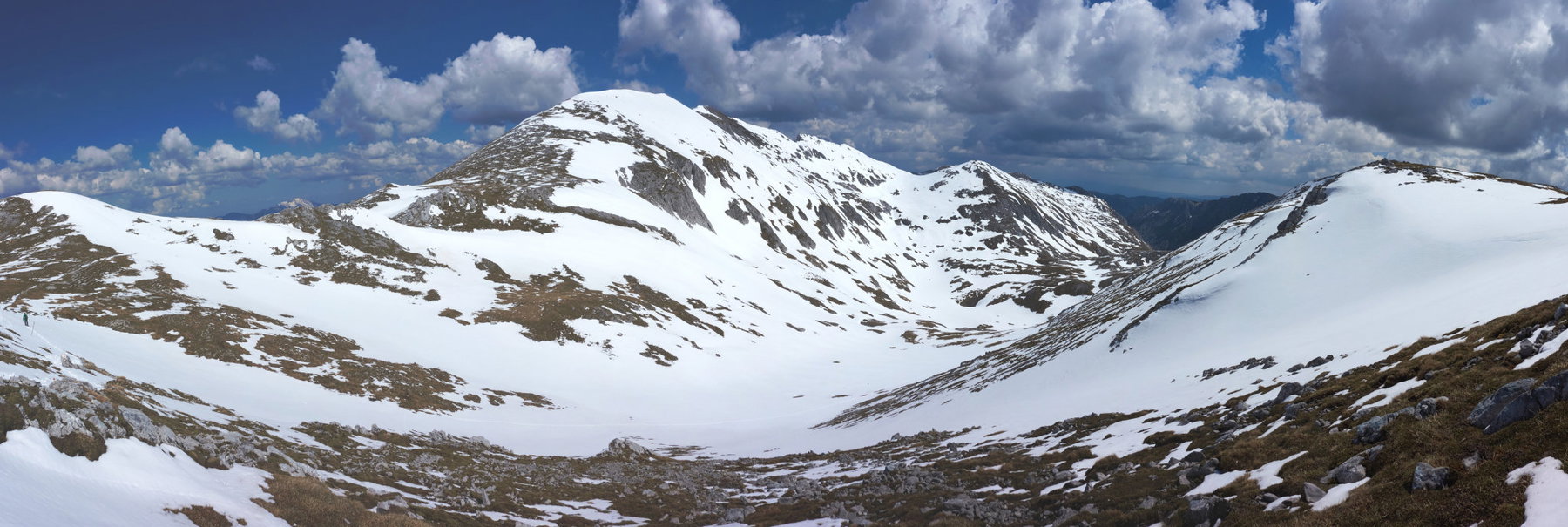 180° Panorama ins Ochsenreichkar. Der Weg führt von links nach rechts hinunter.
