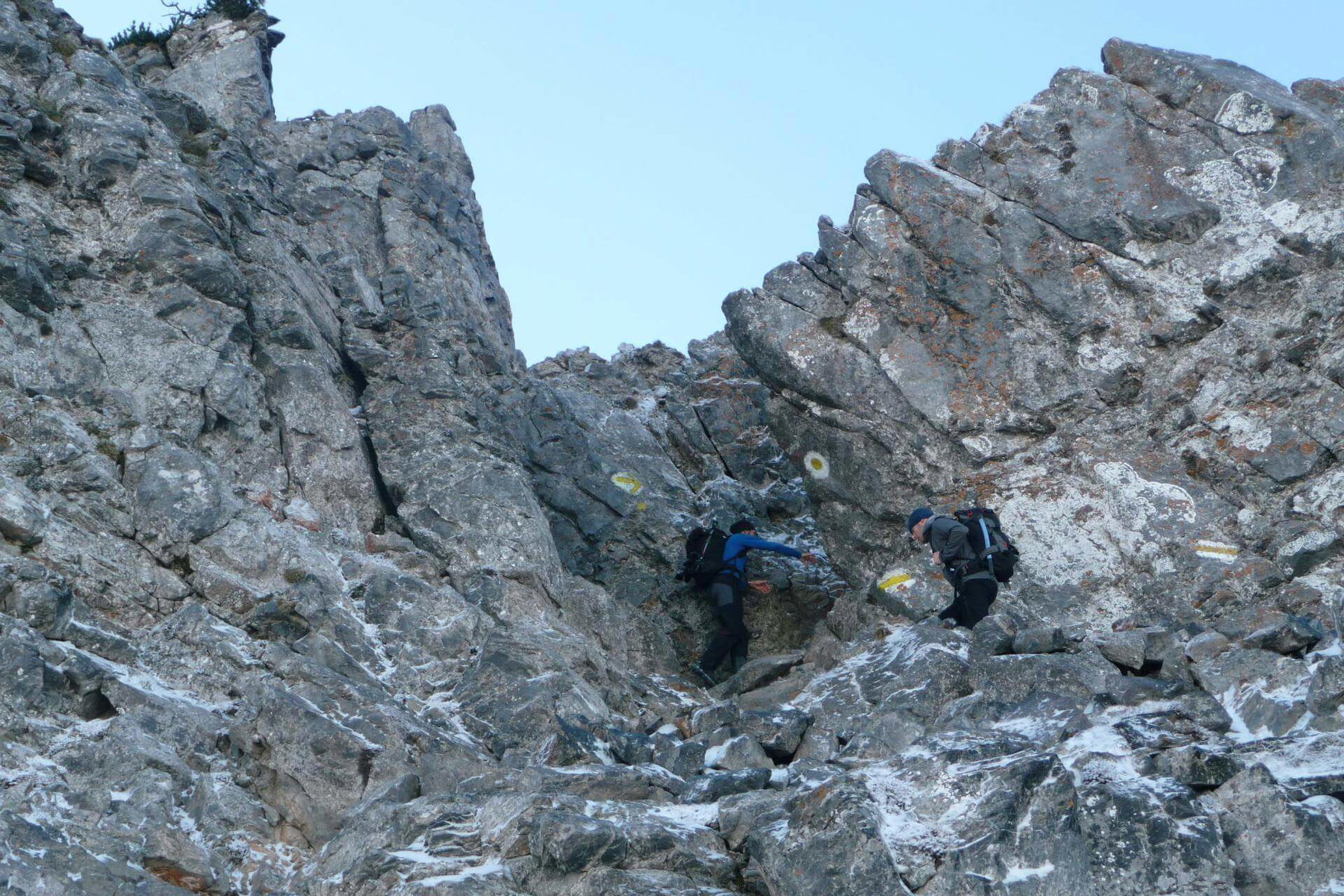 Kletterstelle, die am gut markierten Fadensteig zwischen den Felsen durchführt.