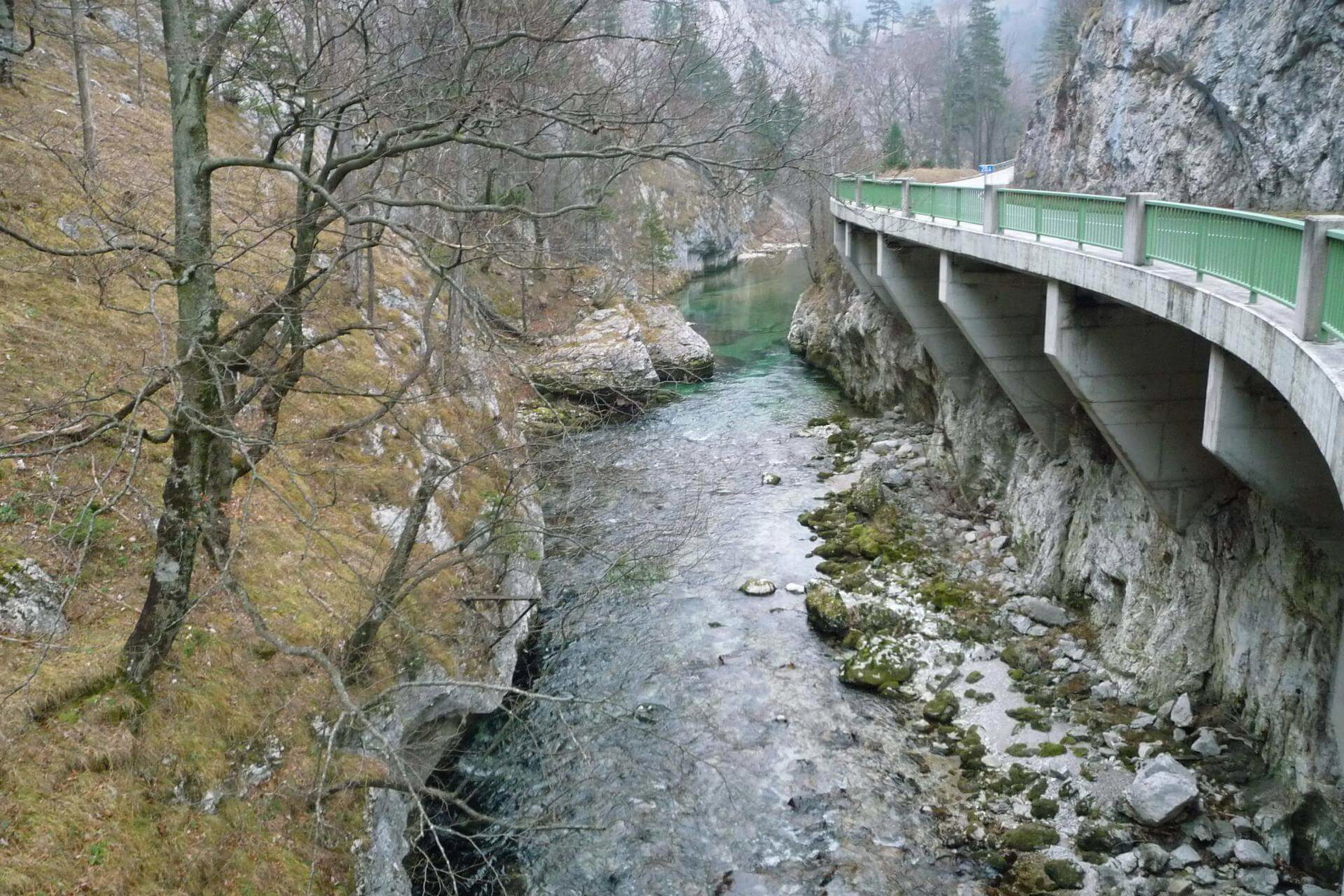Vom Parkplatz Stadelwandgraben geht es etwa 2km die Schwarza flussabwärts nach Kaiserbrunn an der Straße entlang.