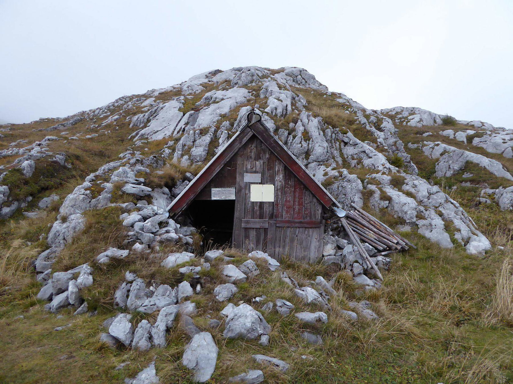 In der Unterstandshütte machen wir Pause. Der Wind ist schon recht stark zu diesem Zeitpunkt. © 2015 HM