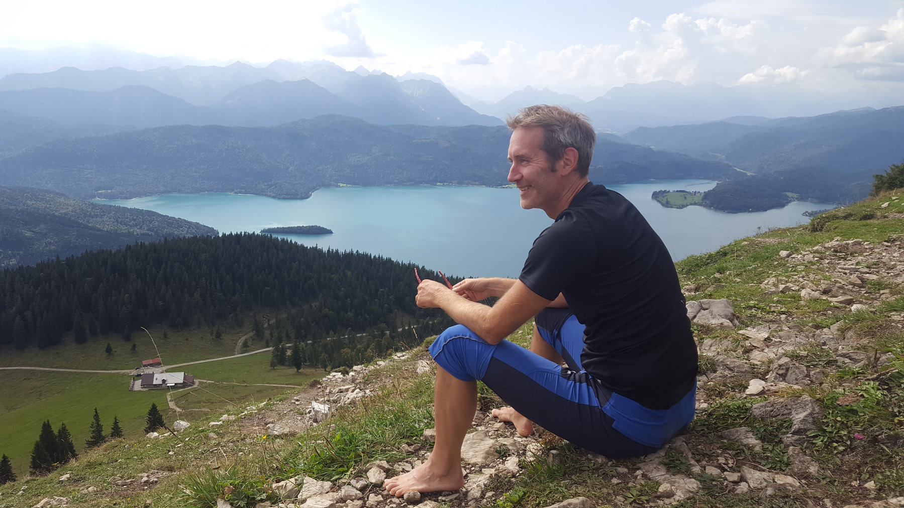 Entspannt am Jochberg. Im Hintergrund der Walchensee.