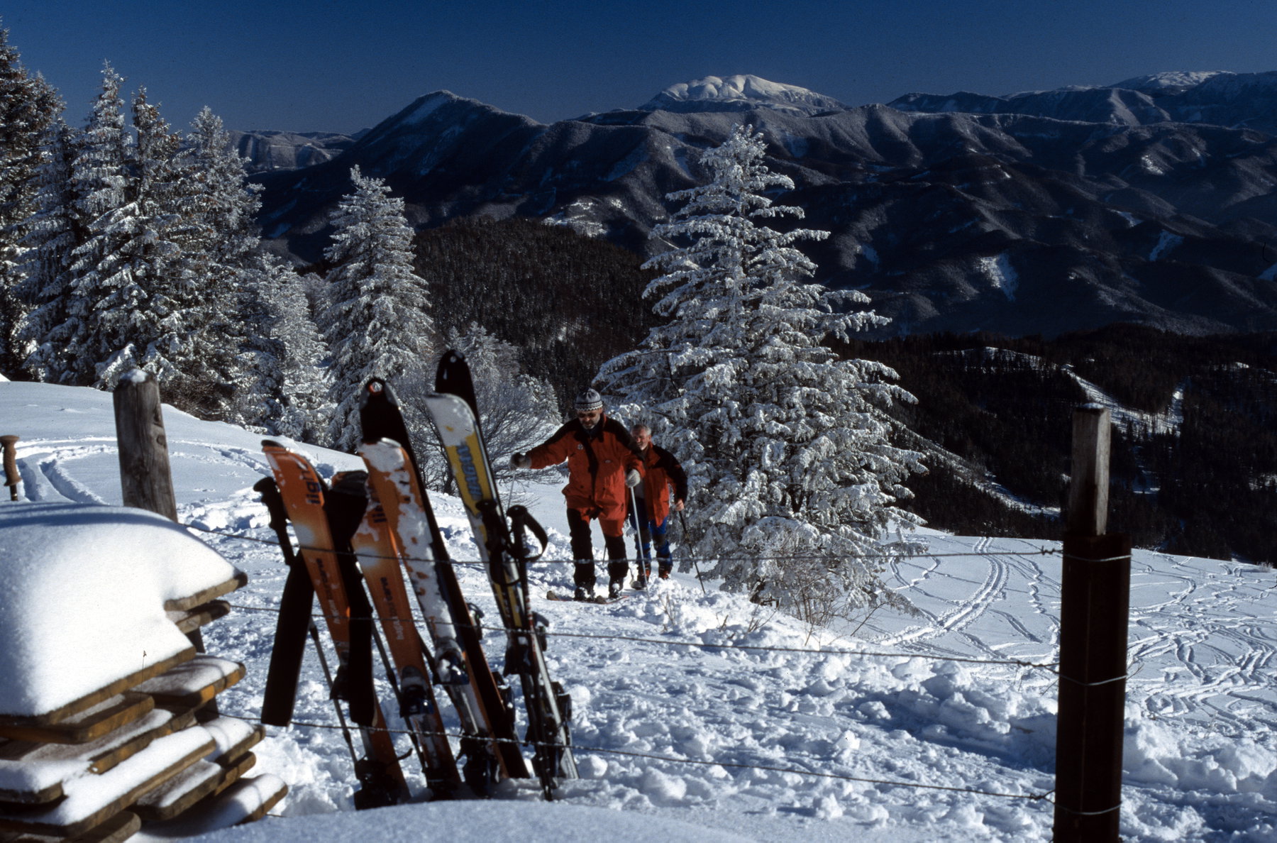 Vor der Julius-Seitner-Hütte, Blick zum Schneeberg. Foto: Alpenverein Edelweiss