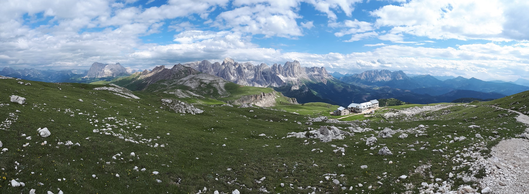 Das Schlernhaus im Vordergrund und dahinter, der Plattkofel, die Rosszähne und König Laurin’s Rosengarten. Unsere Ziele der kommenden Tage. Foto: Konrad Gwiggner