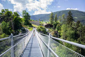 Hängebrücke zum Schloss Matrei Trautsohn. Foto © Tourismusverband Wipptal