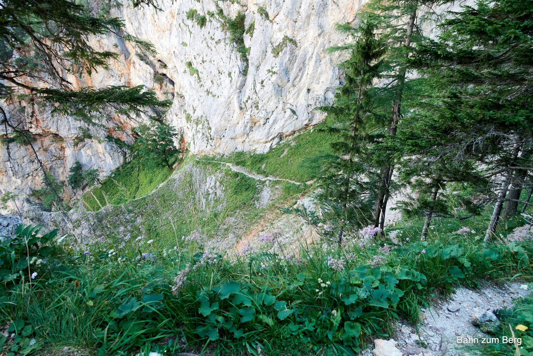 Der Alpenvereinssteig enthält immer wieder unversicherte Gehpassagen. Foto: Martin Heppner