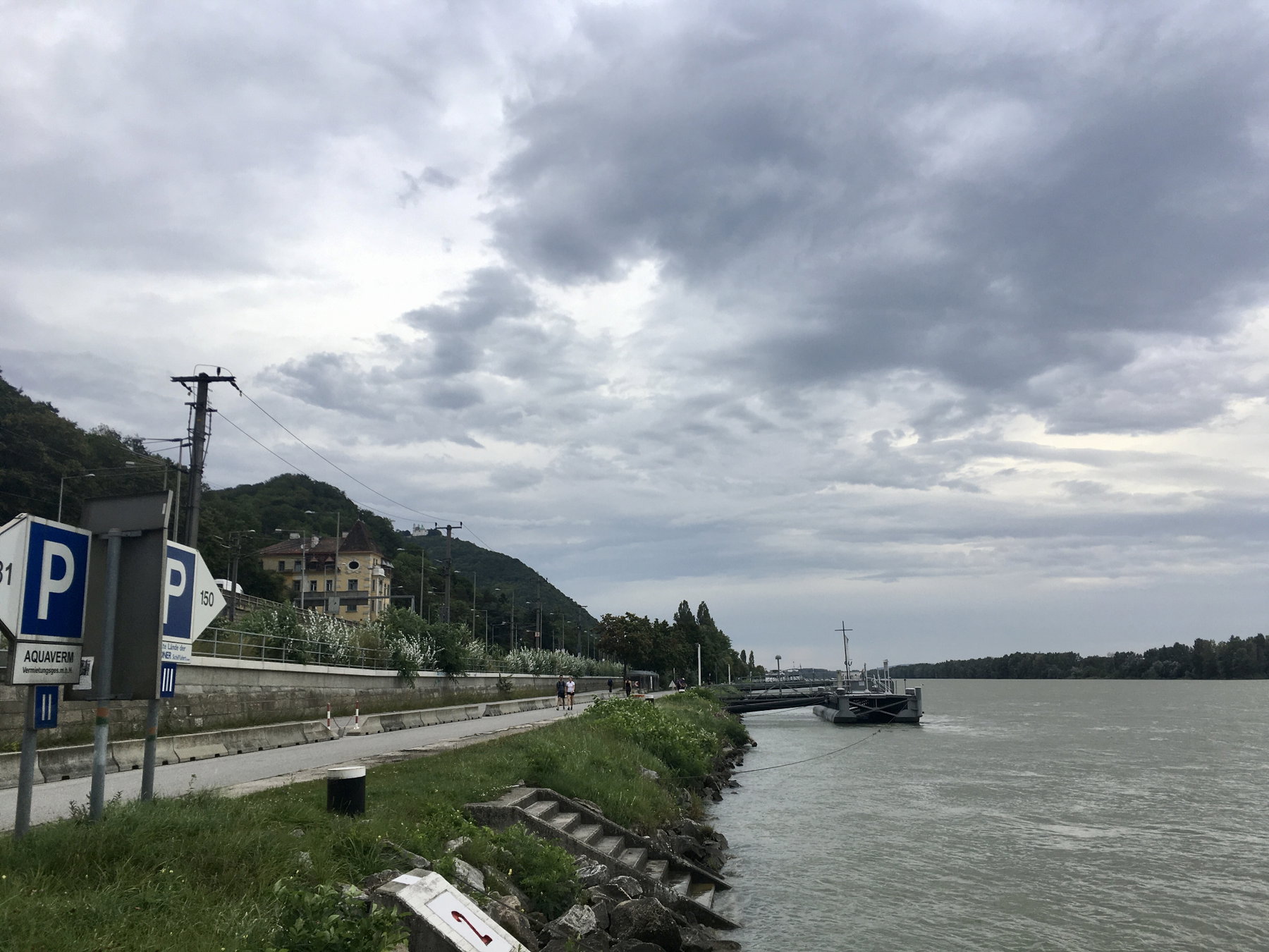 Entlang der heute grauen Donau und wolkenverhangenem Himmel ins Kahlenbergerdorf. Foto Veronika Schöll