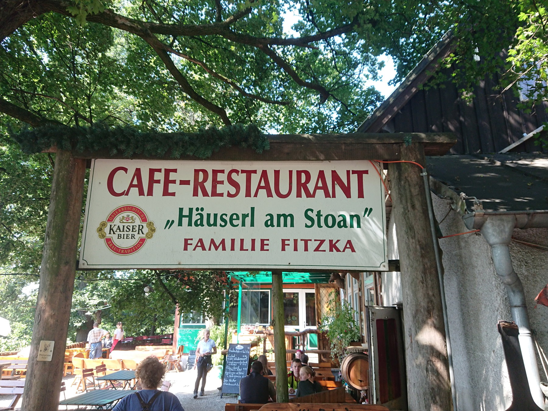 Einladend ist der Gastgarten vom Häuserl am Stoan. Foto Sigrun Heppner