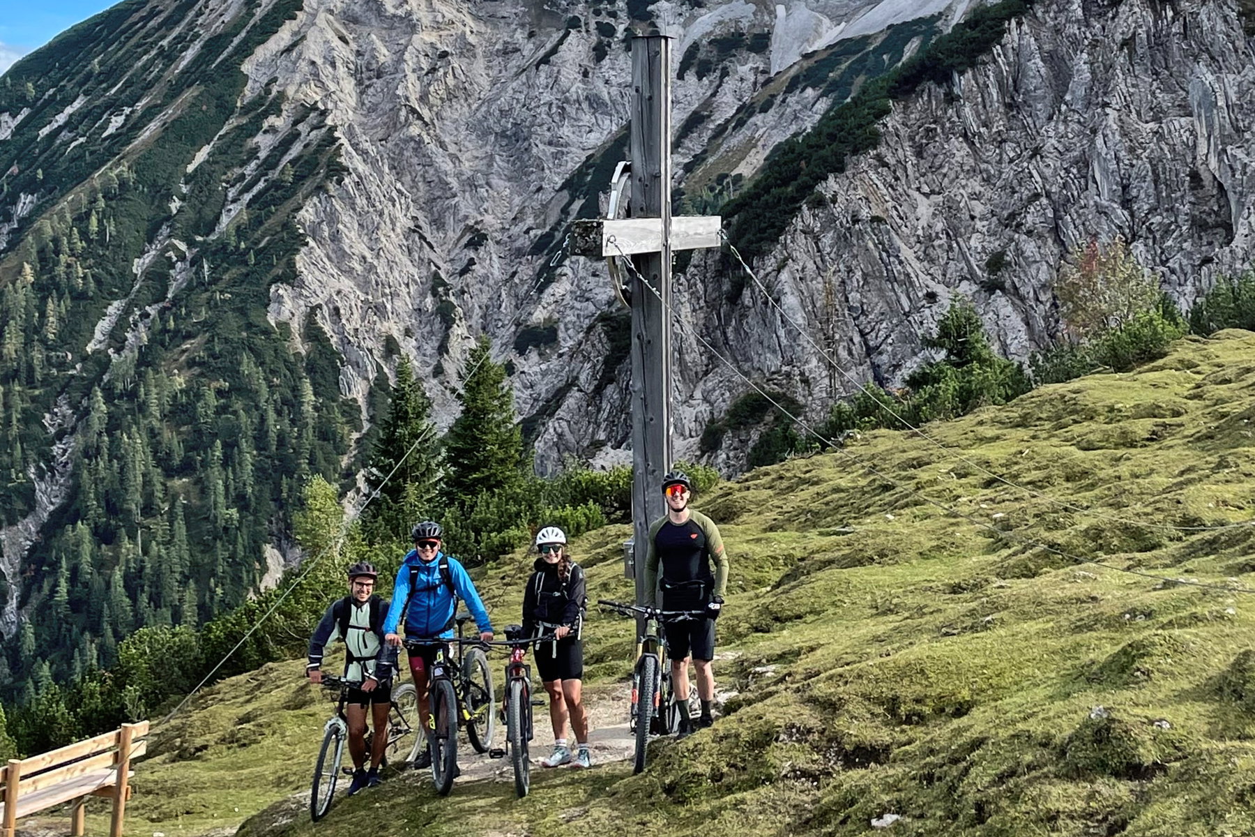Plumsjochkreuz mit der Gruppe. Foto: unbekannte Dame
