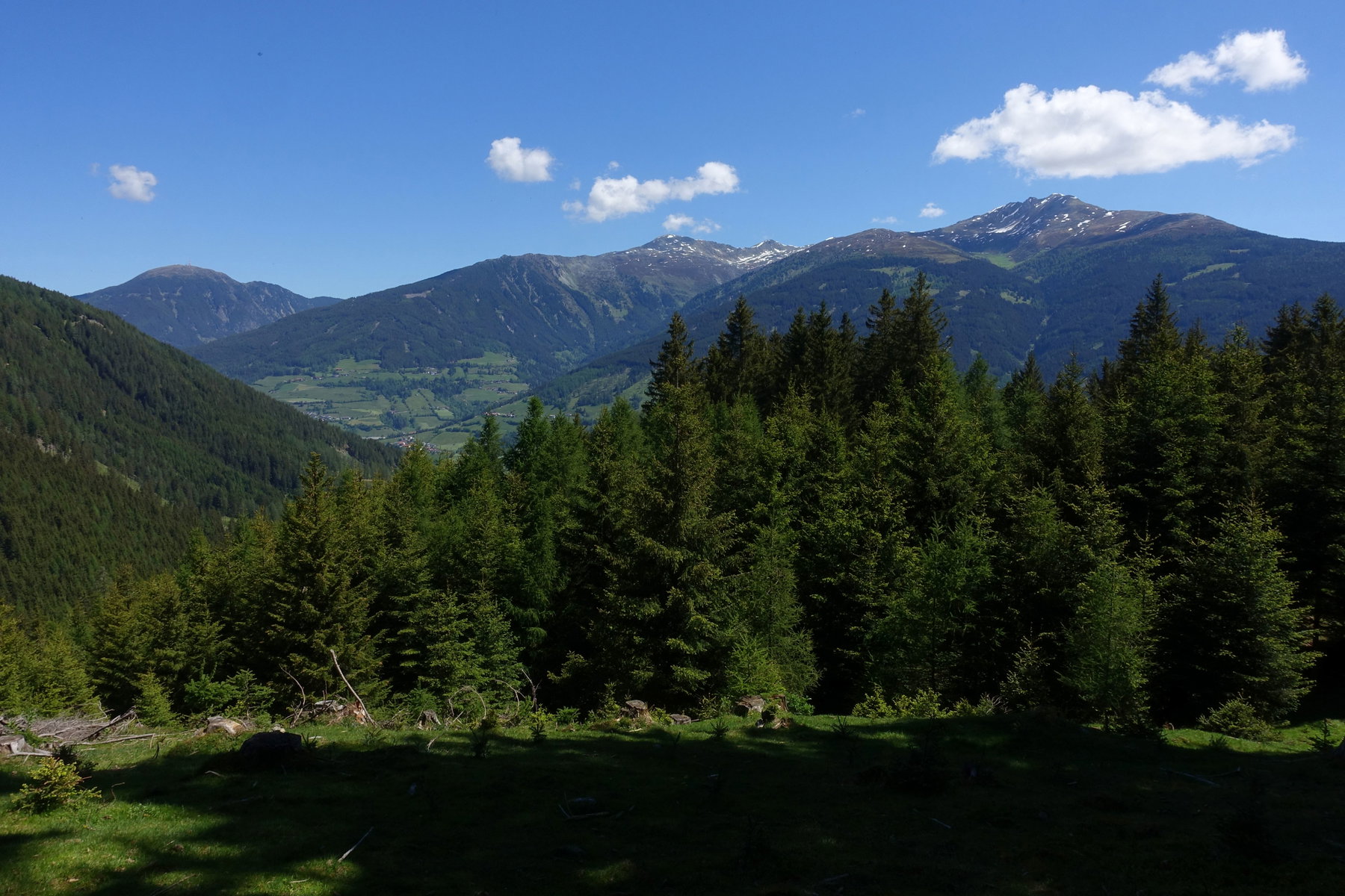 Seitenblick zu Patscherkofel, Morgenkogel, Mislkopf. Foto: Peter Backé