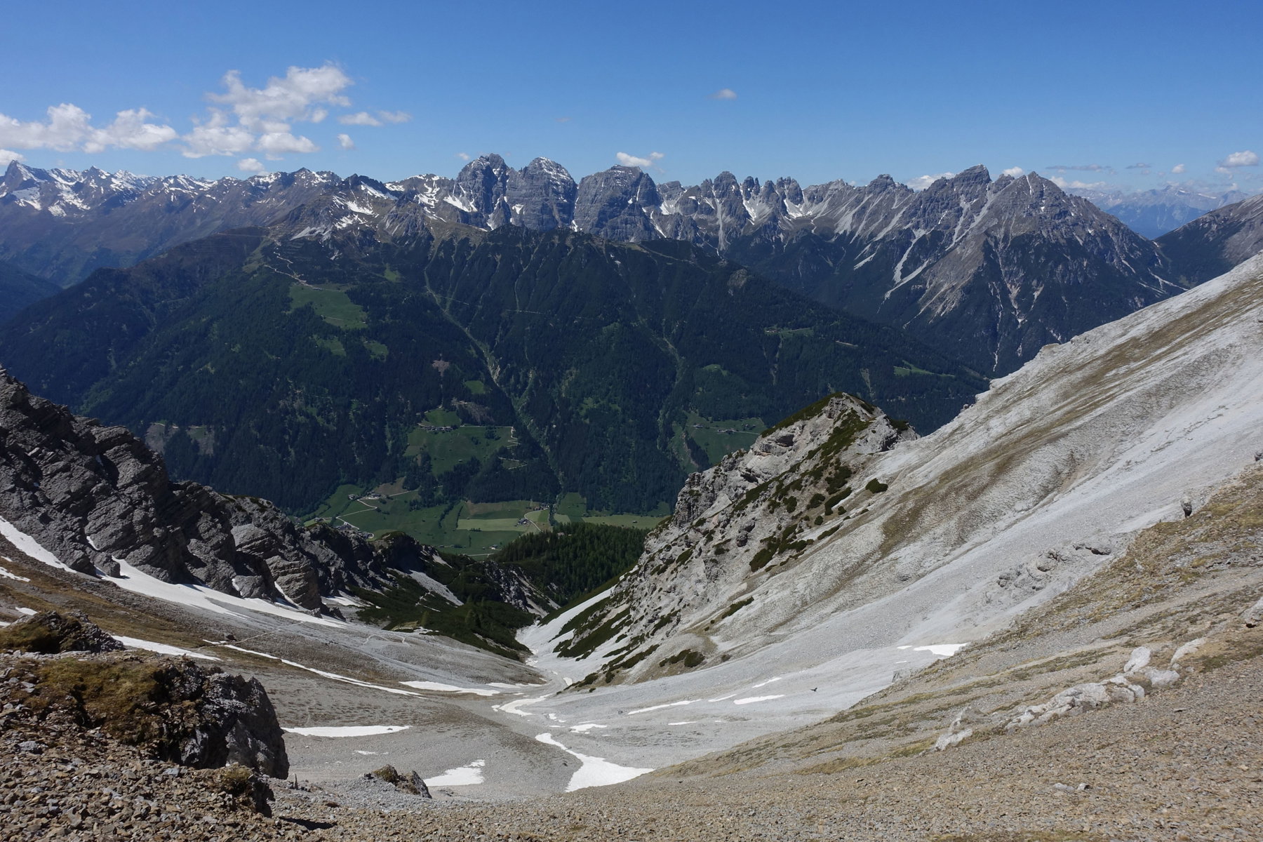 Blick vom Jöchl zu den Kalkkögeln. Foto: Peter Backé