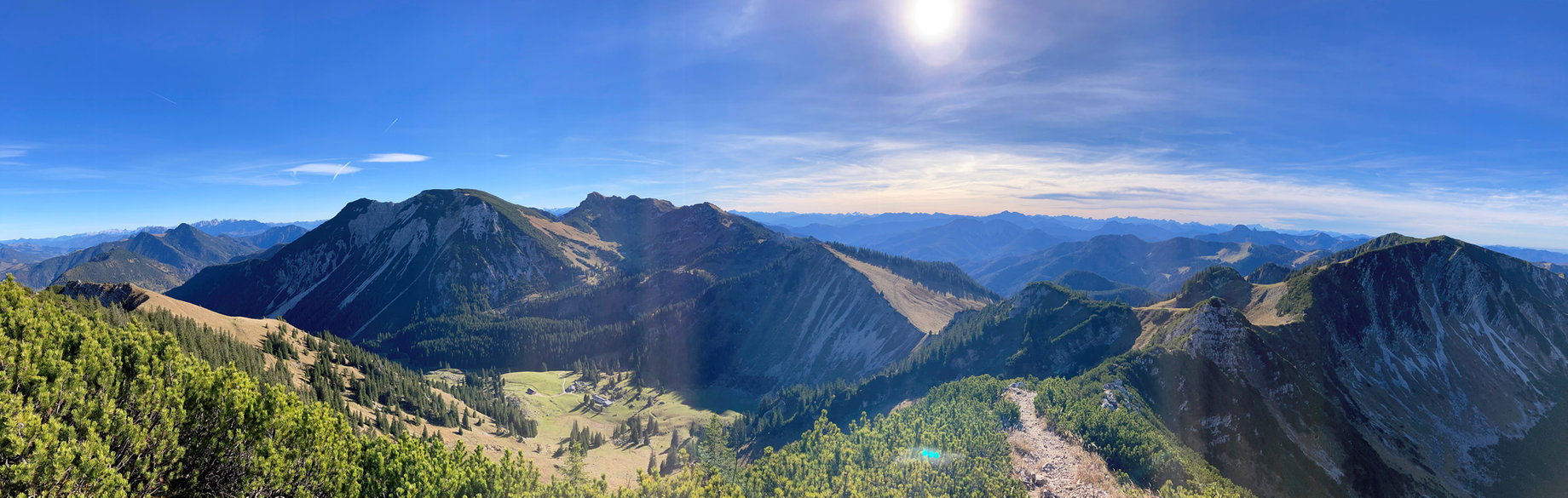 Panoramablick von der Aiplspitz auf den Hohen Miesing, Rotwand, Raukopf, Tanzeck und Jägerkamp. Foto: So Phia
