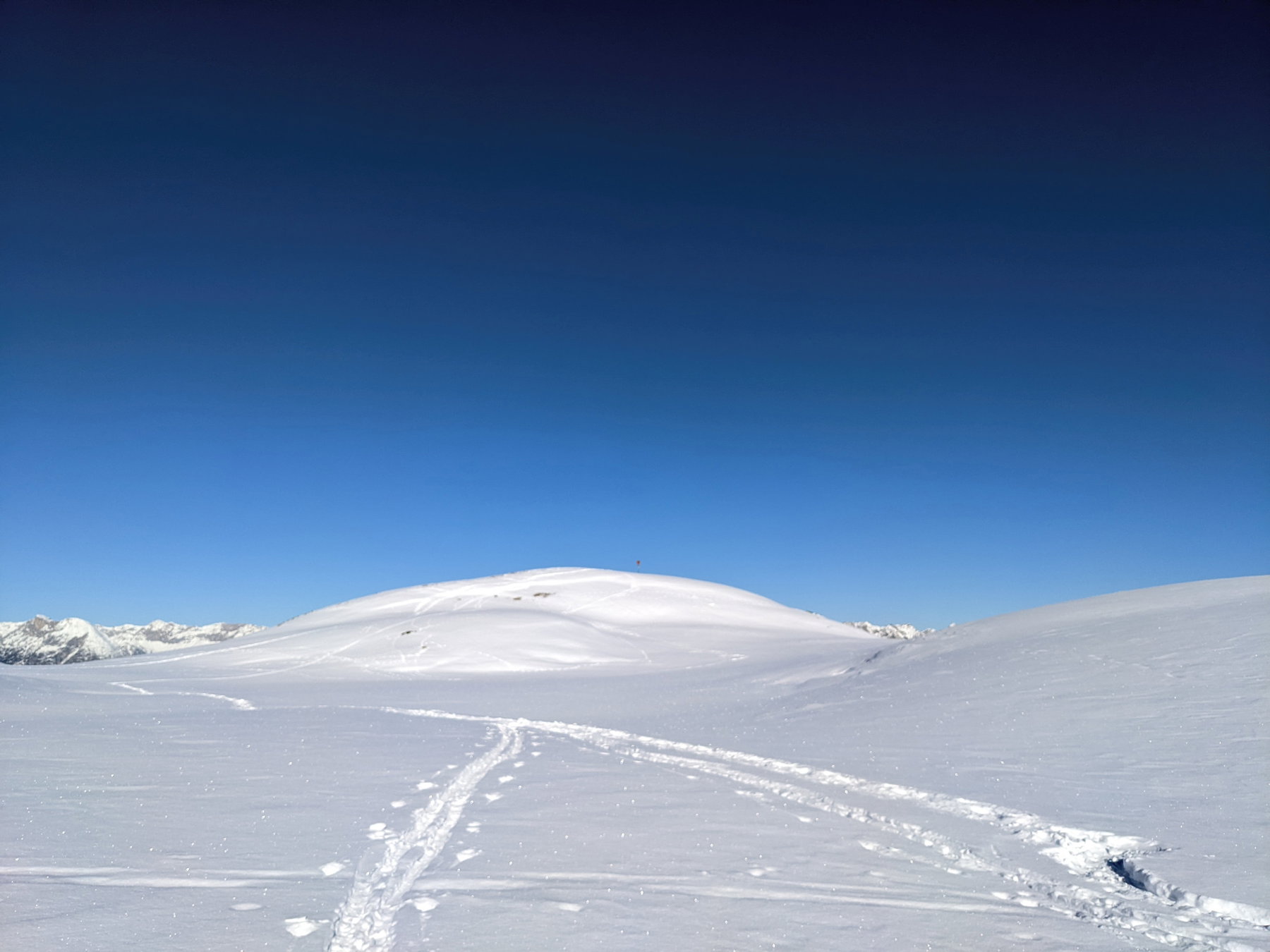 In der flachen Mulde liegt der Salfeinssee. Uns gegenüber der gleichnamige Gipfel (2.000 Meter), markiert durch ein wunderschönes Scheibensignal. Foto: Thomas Obermair