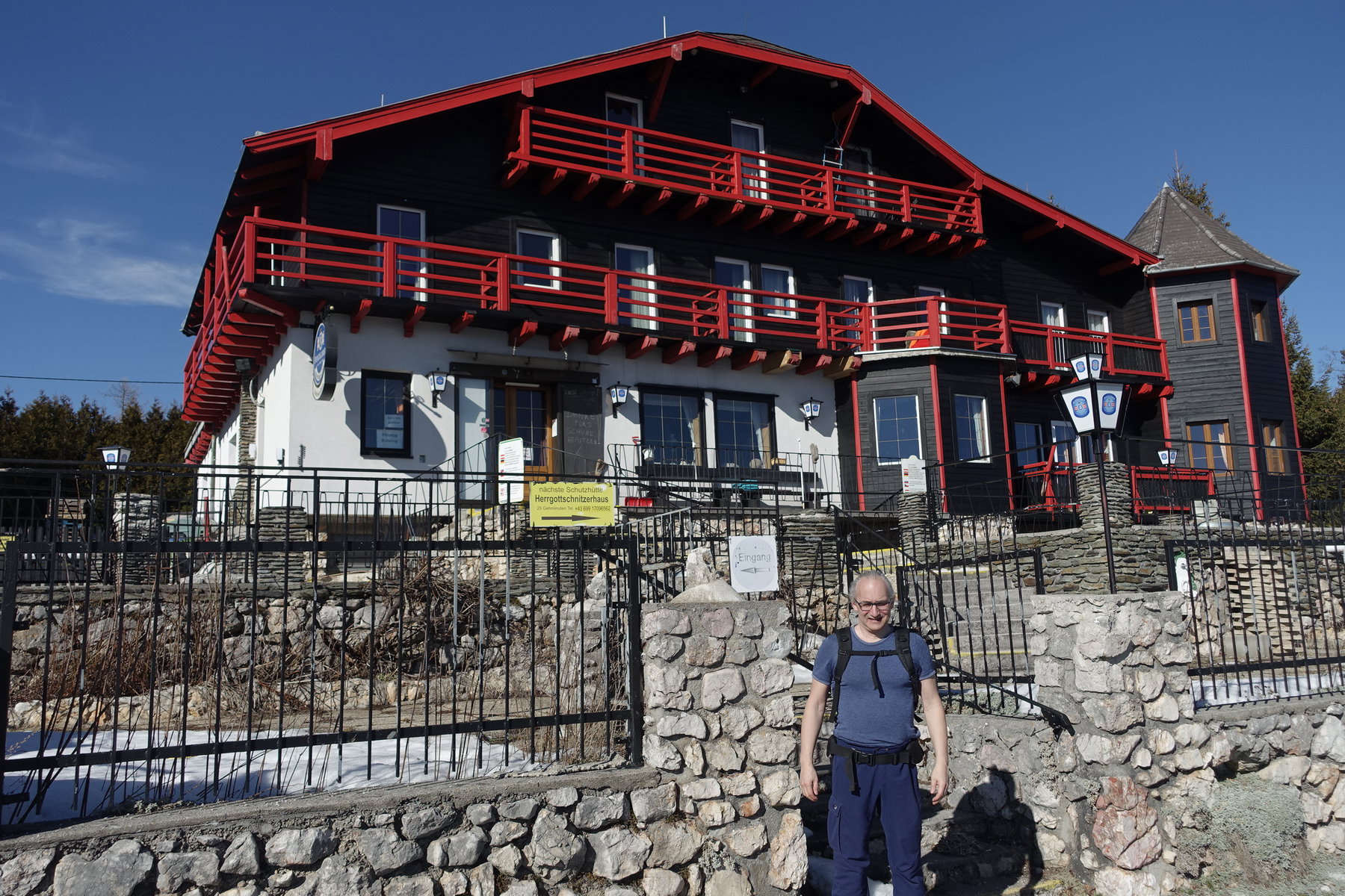 Wanderfreund und Kohlröserlhaus. Foto Gerold Petritsch