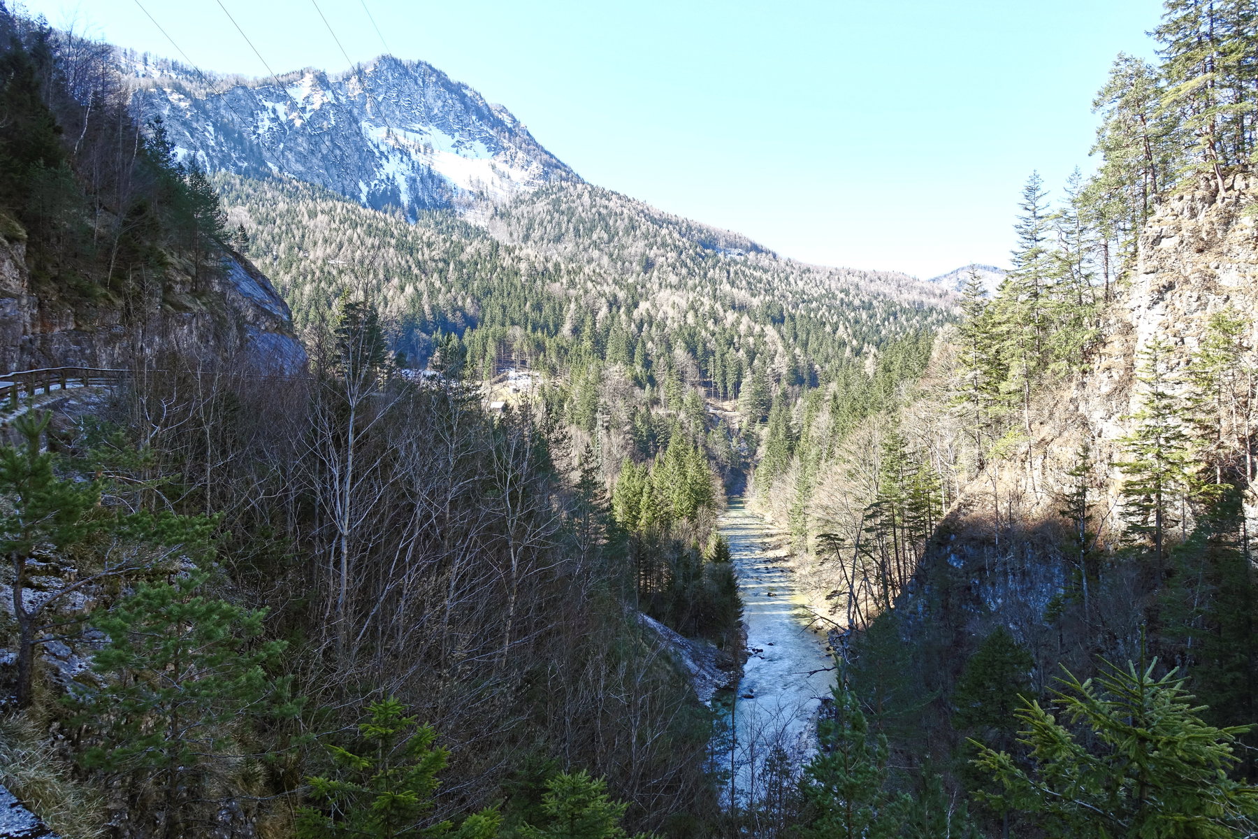 Asphalthatscher mit Blick über die Erlauf. Foto: Martin Heppner