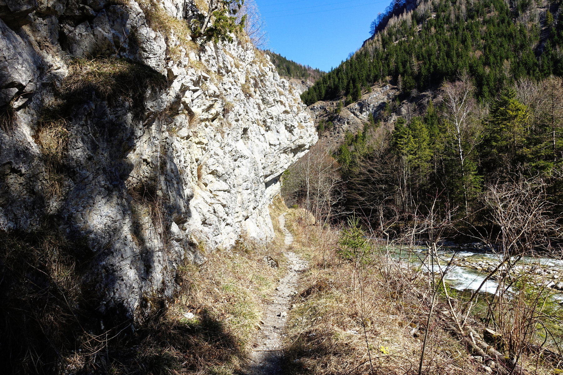 Schmaler Weg entlang der Erlauf. Foto: Martin Heppner