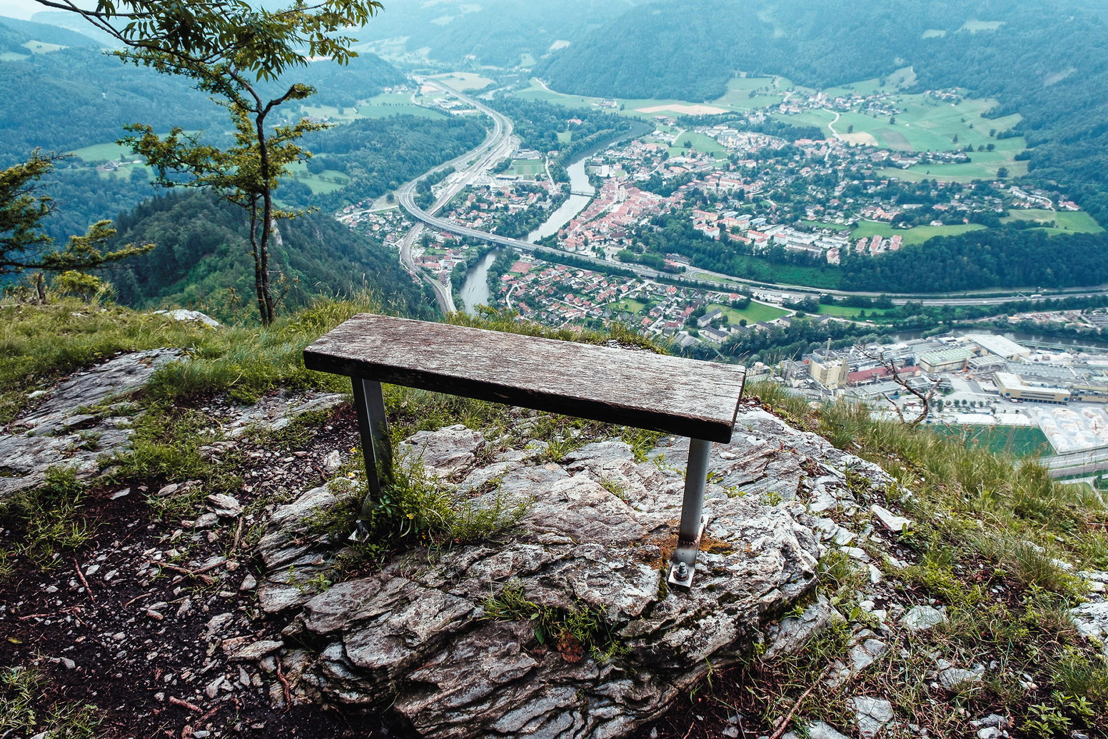 Welch großartige Aussicht sich von dieser Bank bietet! Foto: Stefan Galler