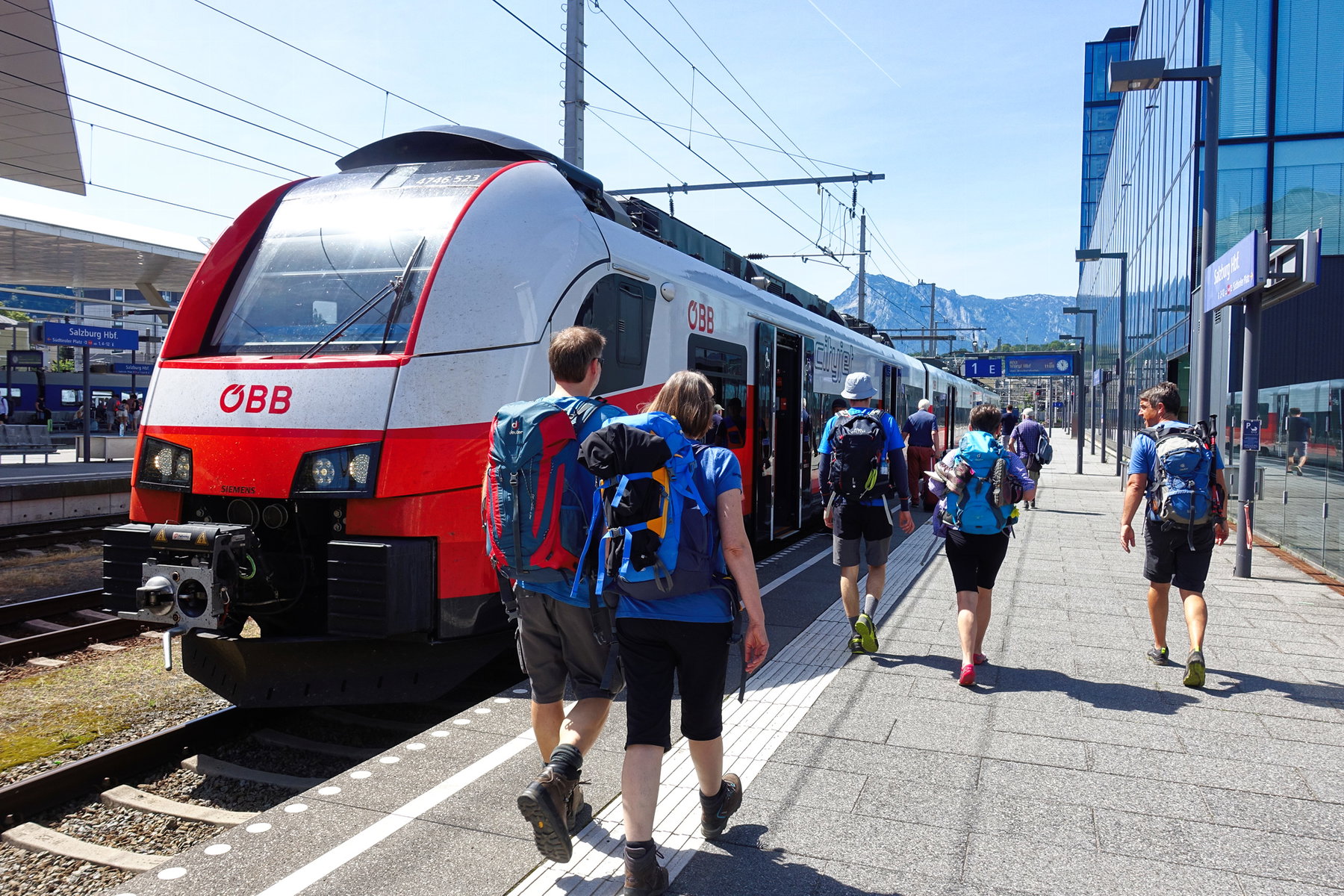 Am Bahnhof Salzburg. Foto: Martin Heppner