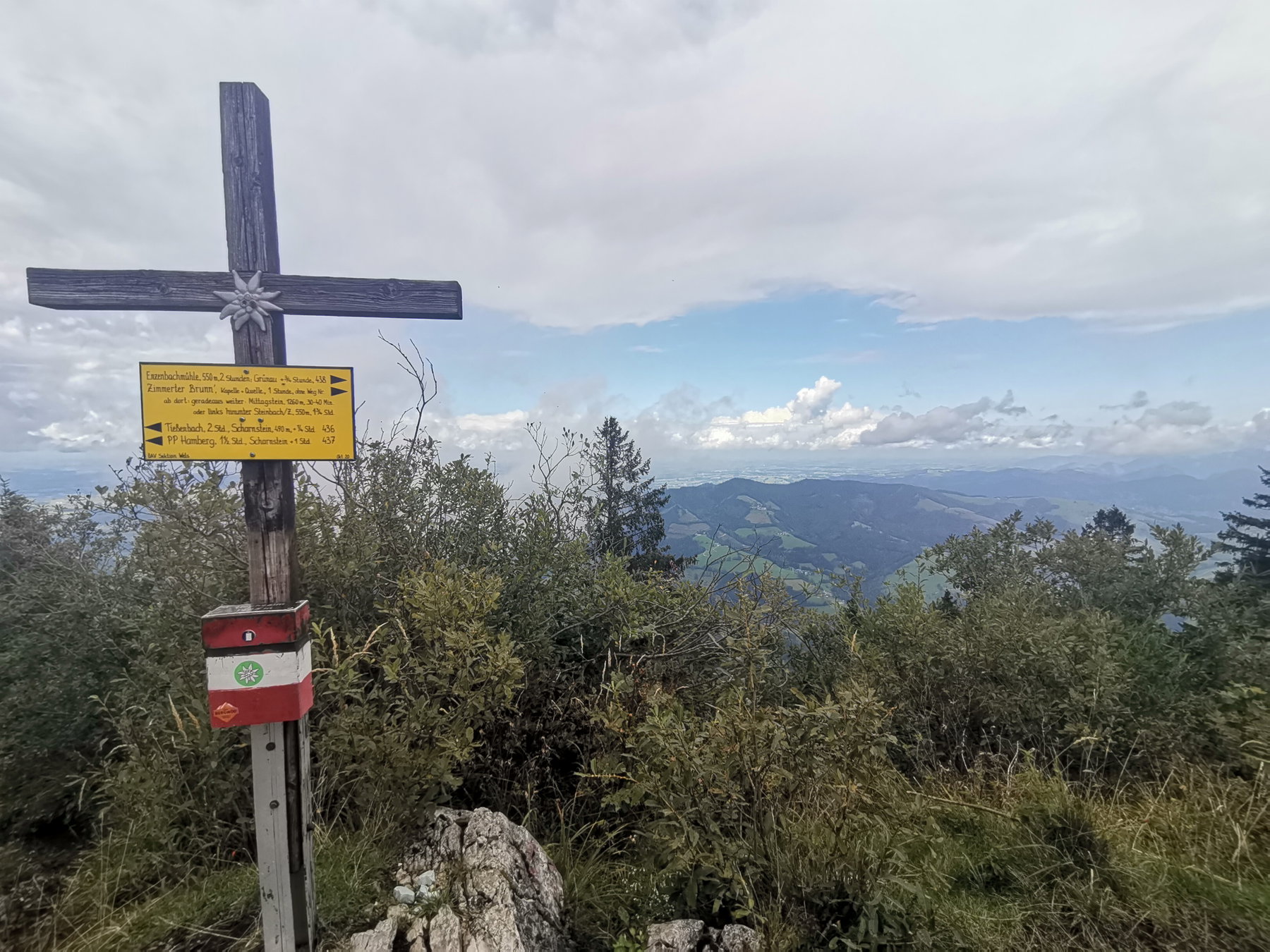 Oben. Hochsalmgipfelkreuz. Foto Veronika Schöll