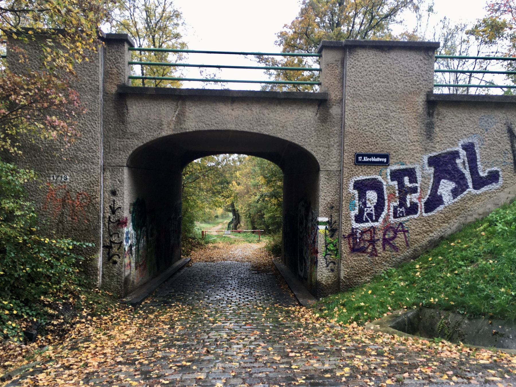 Unter der Höhenstraße durch. Foto Veronika Schöll