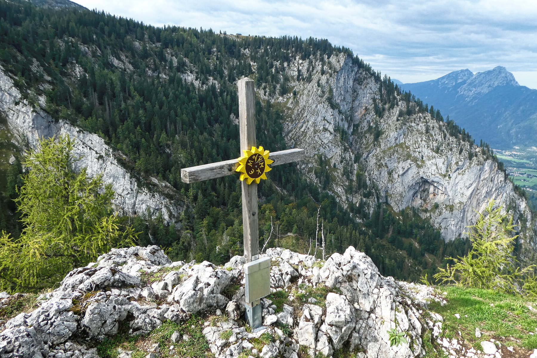 Sonnscheinkreuz - Blick über das Wasserfalltal zu Klingeralm und Stauffen. Foto: Karl Plohovich