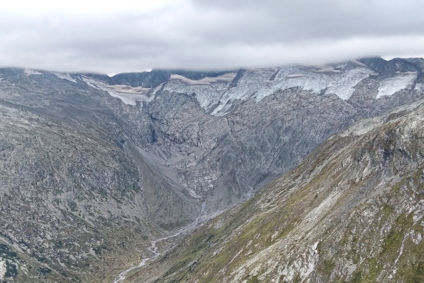 Blick auf wolkenverhangene 3.000er. Foto: Gerold Petritsch/Herbert Fuchs