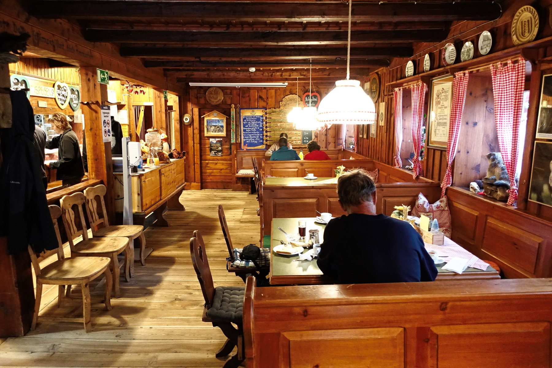 Frühstück in der Osnabrücker Hütte. Foto: Gerold Petritsch/Herbert Fuchs