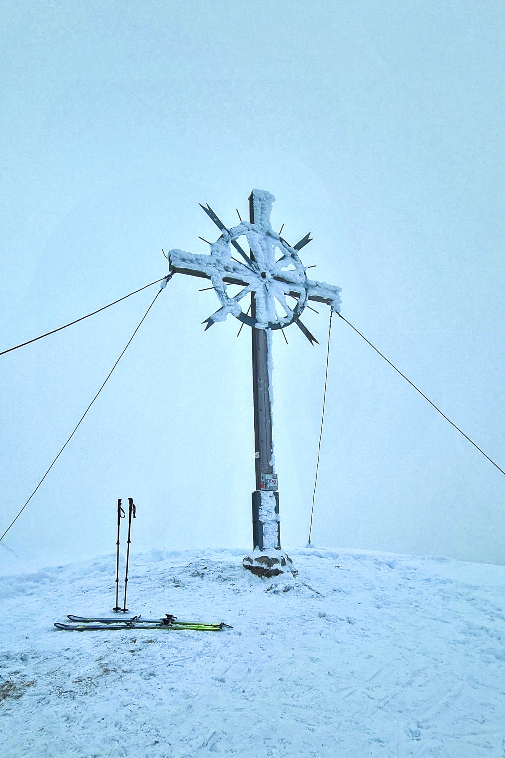 Das Gipfelkreuz des heutigen Tagesziels. Foto: Felix Berg