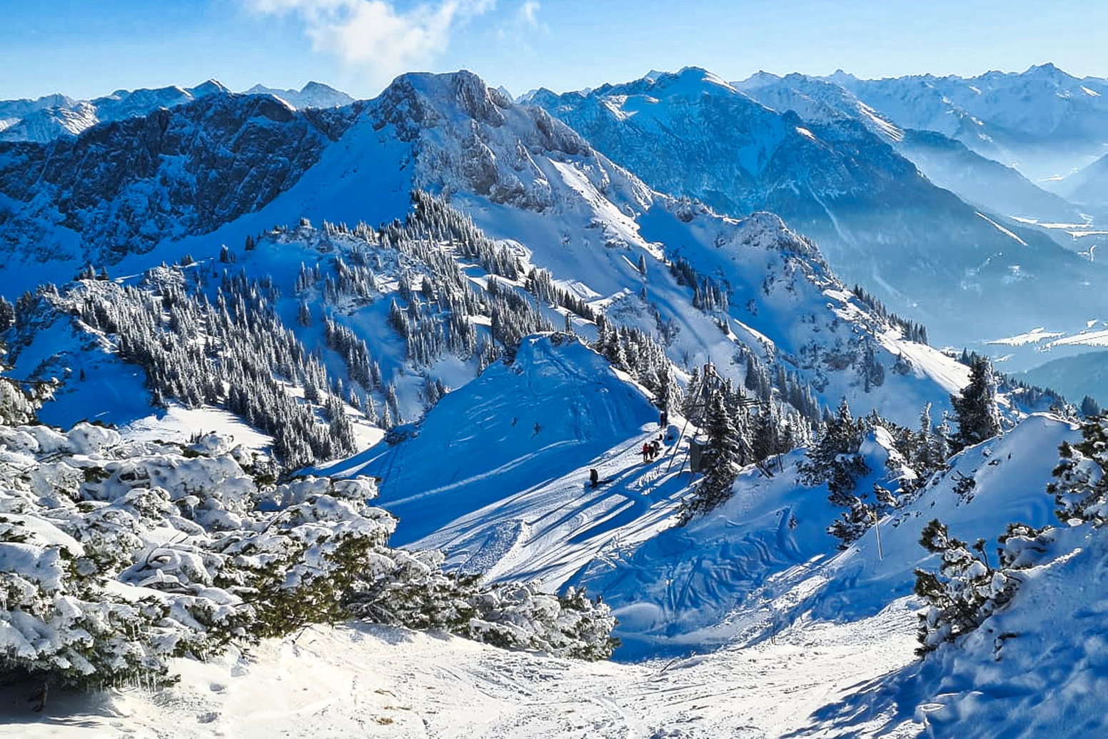 Blick Richtung Süden auf die Aufstiegsspur und die Gaichtspitze im Hintergrund. Foto: Felix Berg