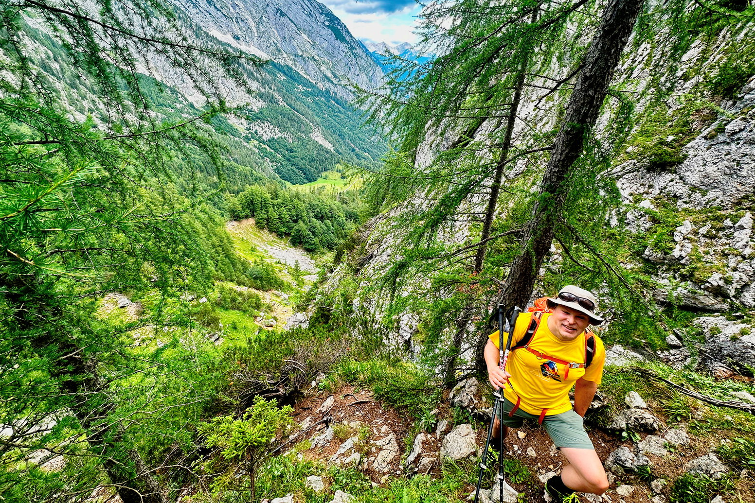 Es wird steiler. An den Stahlseilen kann man sich anhalten. Foto: Stefan Hochhold
