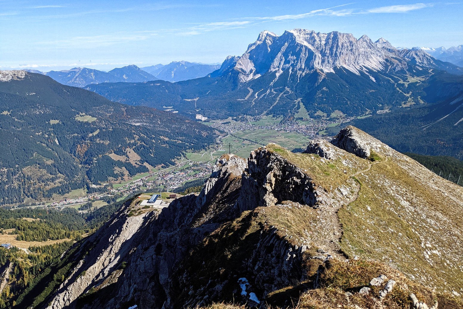 Im Abstieg besuchen wir dann auch noch den Vorgipfel, das Kreuz bietet schon einen guten Anblick! Foto: Thomas Obermair