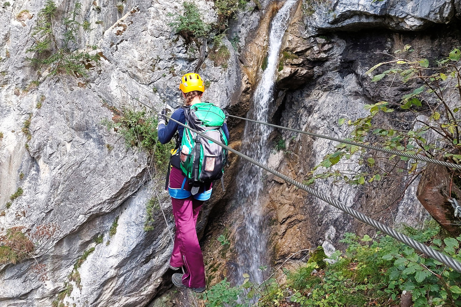Unterwegs auf der ersten Seilbrücke, in Richtung Wasserfall. Foto: Alice Frischherz