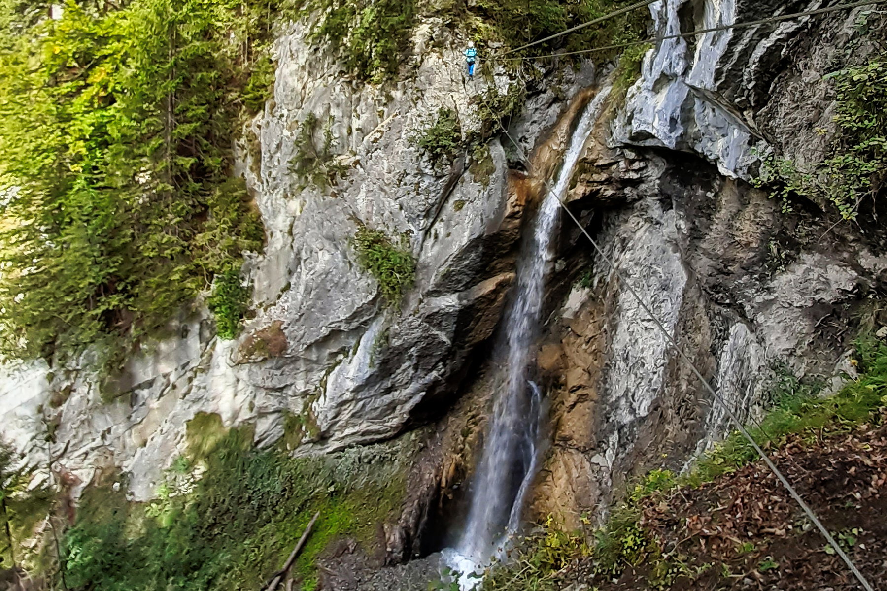 Auf der zweiten Seilbrücke, nochmals mit dem schönen Wasserfallblick. Foto: Grace König