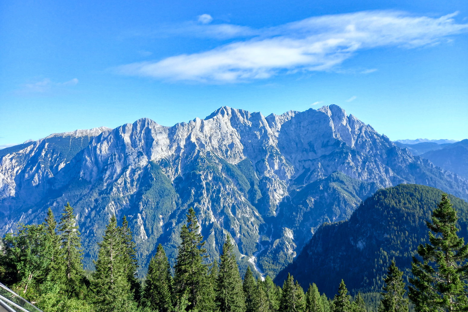 Blick auf die Hochtorgruppe von der Terrasse des Buchsteinhauses. Foto: Martina Friesenbichler