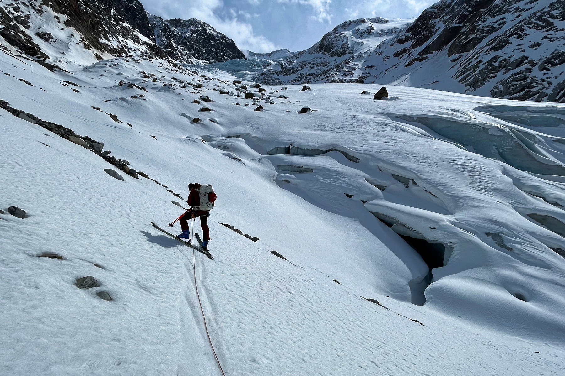Beim Betreten des Gepatschferners ist äußerste Vorsicht geboten! Vor der steilen und zerklüfteten Eiskuppe im Hintergund zweigt die Route rechts in die Scharte hinauf zur Rauhekopfhütte ab. Foto: Mountain Tribe