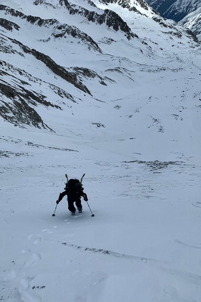 Im steilen Anstieg zur Ölgrubenscharte ist Trittsicherheit und Ausdauer gefordert. Foto: Mountain Tribe