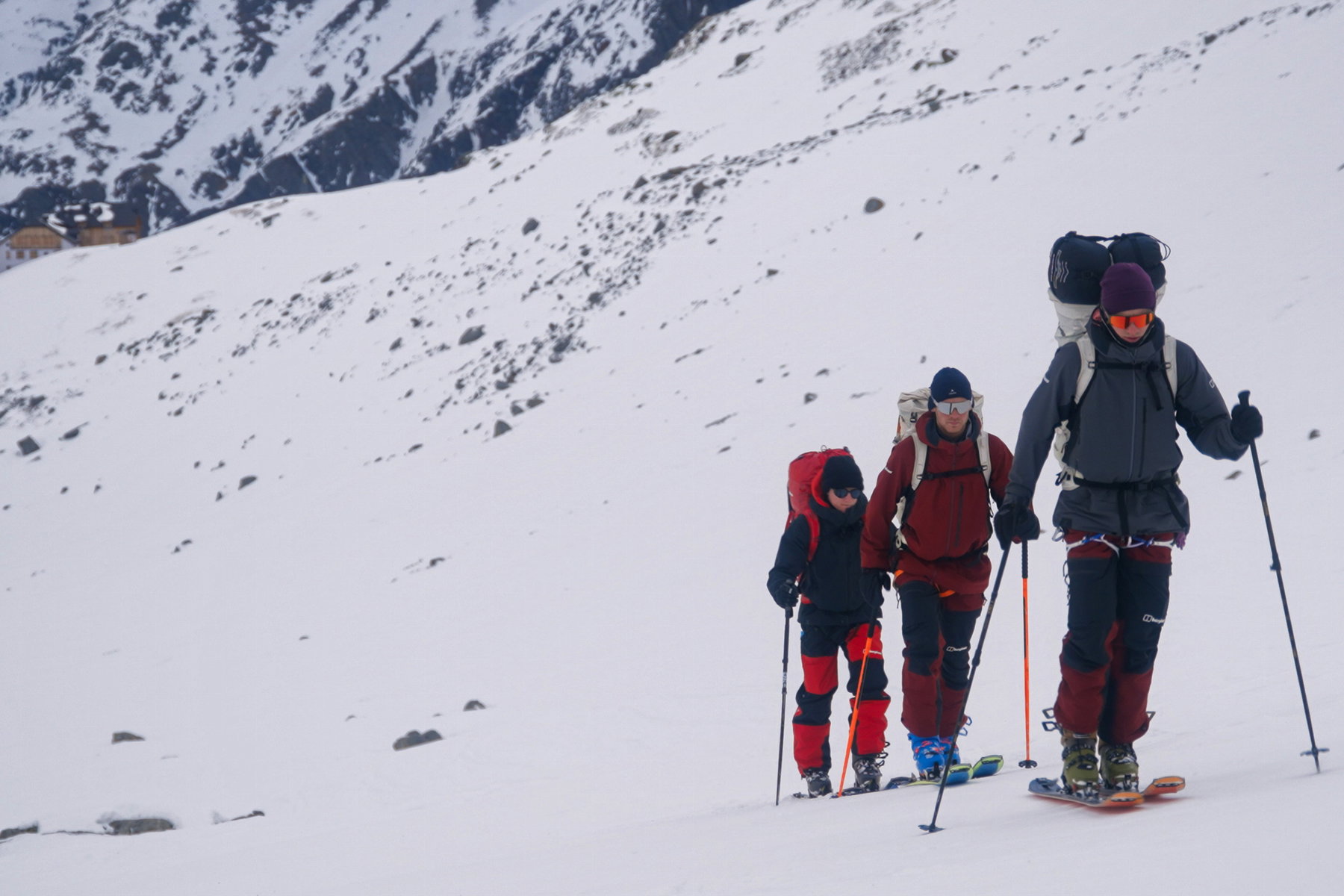 Die lange Tour bedarf einiges an Gepäck. Auch die flacheren Stücke vor und nach dem Taschachhaus sind kein Zuckerschlecken. Foto: Mountain Tribe
