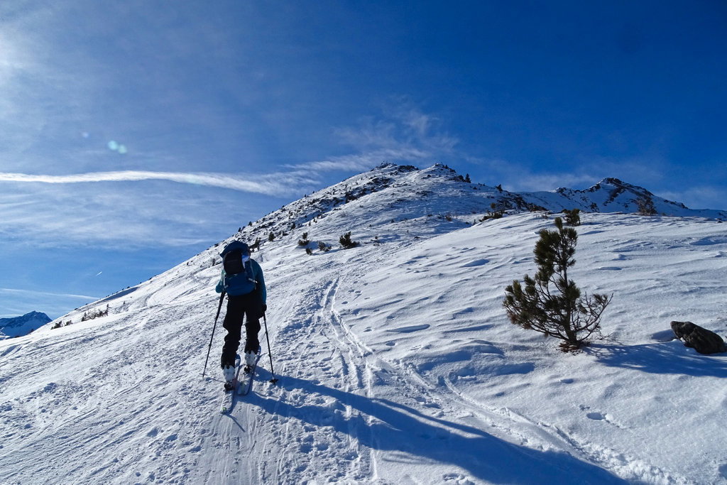 Der gemütliche Grat zum Seblaskreuz, der sich nach dem Zwischengipfel noch weiter schlängelt bis zur Seblasspitze. Kompakter Schnee nach Einfluss von Wind und Sonne. Foto: Thomas Obermair