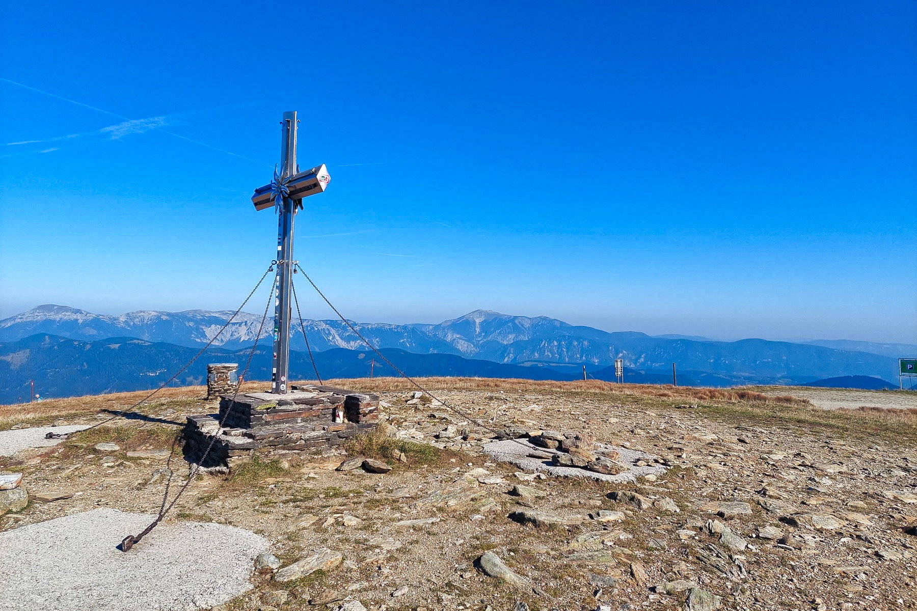 Gipfelkreuz Stuhleck mit Rax und Schneeberg-Panorama. Foto: Alice Frischherz