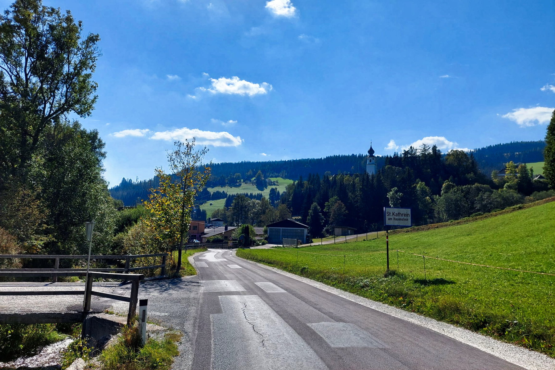 Endlich an der Ortstafel angelangt - das Ziel kann nicht mehr weit sein. Foto: Alice Frischherz
